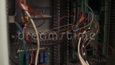 多条多色电线电缆配电柜内视图